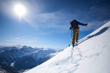 Skitourengehen mit Bergkulisse - CAVF79683