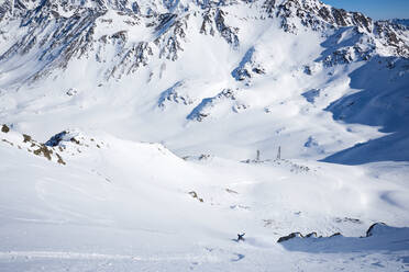 Skischwung mit Pulverschneebesprühung - CAVF79687