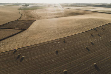 Trockene Felder bei Sonnenuntergang aus der Vogelperspektive - CAVF79714