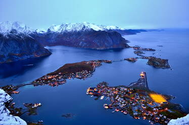 Schöner Abendblick auf die Lofoten und die Stadt Reine - CAVF79721