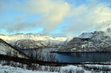 Die Bucht mit kristallklarem Wasser zwischen schneebedeckten Bergen - CAVF79736