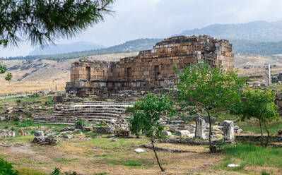 Die Ruinen der antiken Stadt Hierapolis in Pamukkale, Türkei - CAVF79766