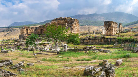 Die Ruinen der antiken Stadt Hierapolis in Pamukkale, Türkei - CAVF79770