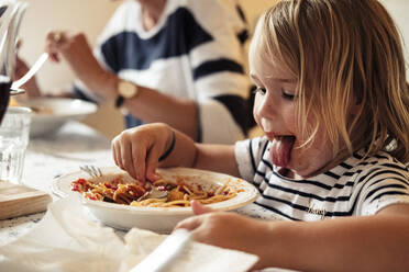 Porträt eines kleinen Mädchens, das Spaghetti isst - WFF00369
