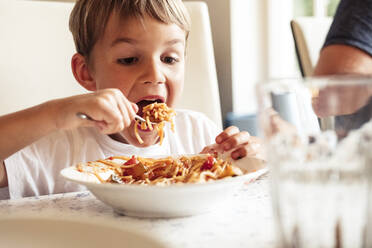 Porträt eines Jungen, der Spaghetti isst - WFF00371
