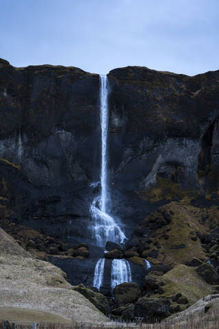 Island, Wasserfall plätschert die Klippe hinunter, lizenzfreies Stockfoto