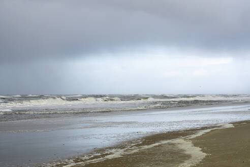 Deutschland, Schleswig-Holstein, Westerland, Wolken über dem Küstenstrand der Nordsee - WIF04252