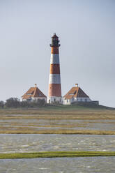 Deutschland, Schleswig-Holstein, Westerhever, Leuchtturm Westerheversand bei klarem Himmel - WIF04256