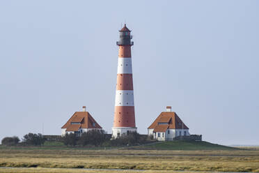 Deutschland, Schleswig-Holstein, Westerhever, Leuchtturm Westerheversand bei klarem Himmel - WIF04257