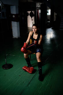 Junge Frau übt im Fitnessstudio Boxen - CAVF79864