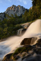 Abendlicht und Wasserfall unterhalb des West Bell Tower in den Wasatch Mountains. - CAVF79972