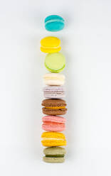 Leckere Macarons Turm auf weißem Hintergrund - CAVF79977