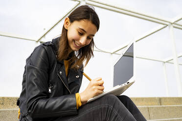 Studentin beim Lernen mit ihrem Laptop. - CAVF79979