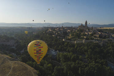 Segovia beim Ballonfestival aus der Vogelperspektive - CAVF80037