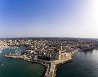 Italien, Provinz Barletta-Andria-Trani, Trani, Blick aus dem Hubschrauber auf den klaren Himmel über der Küstenstadt im Sommer - AMF08016