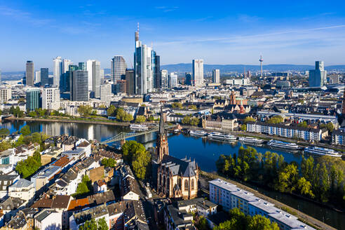 Deutschland, Hessen, Frankfurt, Blick aus dem Hubschrauber auf die Stadt am Fluss mit Wolkenkratzern in der Innenstadt im Hintergrund - AMF08017