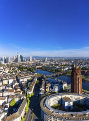 Deutschland, Hessen, Frankfurt, Blick aus dem Hubschrauber auf den klaren blauen Himmel über einem Wohnviertel der Stadt am Fluss - AMF08018