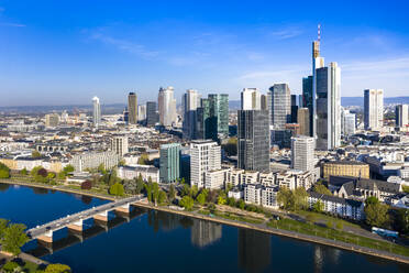 Deutschland, Hessen, Frankfurt, Blick aus dem Hubschrauber auf die Mainbrücke und die Wolkenkratzer in der Innenstadt - AMF08019