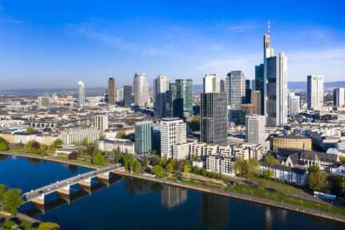 Deutschland, Hessen, Frankfurt, Blick aus dem Hubschrauber auf die Mainbrücke und die Wolkenkratzer in der Innenstadt - AMF08019