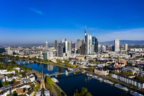 Deutschland, Hessen, Frankfurt, Blick aus dem Hubschrauber auf die Stadt am Fluss mit Wolkenkratzern in der Innenstadt im Hintergrund - AMF08021