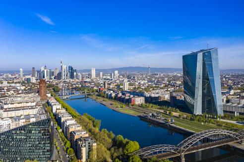 Deutschland, Hessen, Frankfurt, Blick aus dem Hubschrauber auf den Main und die Europäische Zentralbank - AMF08022