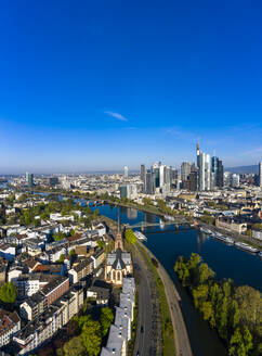 Deutschland, Hessen, Frankfurt, Hubschrauber Blick auf klaren blauen Himmel über der Stadt am Fluss mit Wolkenkratzern in der Innenstadt im Hintergrund - AMF08023