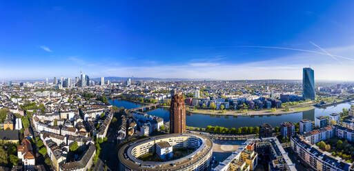 Deutschland, Hessen, Frankfurt, Hubschrauber-Panorama über die Stadt am Fluss - AMF08024