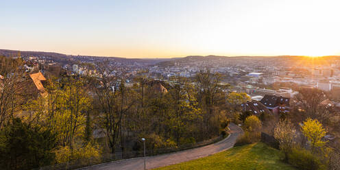 Deutschland, Baden-Württemberg, Stuttgart, Straße am Stadtrand bei Sonnenuntergang - WDF05969