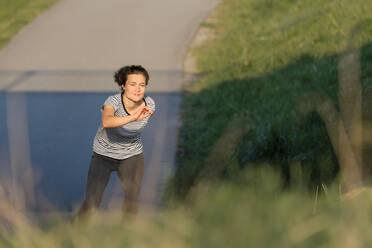 Frau auf Inline-Skates im Sommer im Park - STSF02503