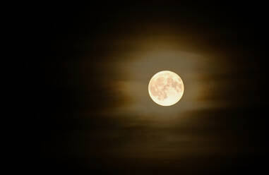 Deutschland, Vollmond leuchtet am Nachthimmel - ZCF00952