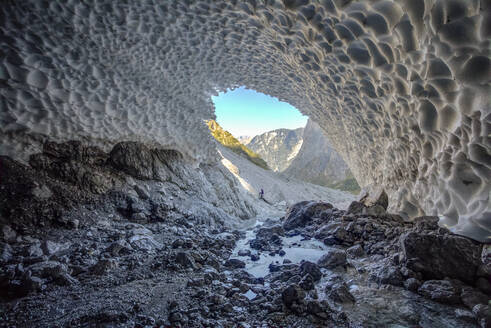 Deutschland, Bayern, Berchtesgaden, Höhle im Schneefeld der Eiskapelle - ZCF00955