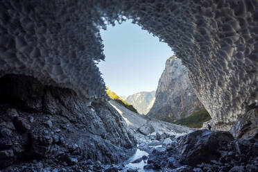 Deutschland, Bayern, Berchtesgaden, Höhle im Schneefeld der Eiskapelle - ZCF00956