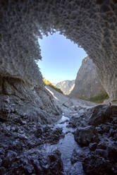 Deutschland, Bayern, Berchtesgaden, Höhle im Schneefeld der Eiskapelle - ZCF00957