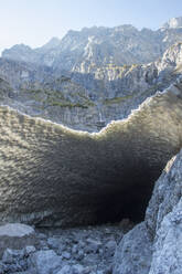 Deutschland, Bayern, Berchtesgaden, Höhle im Schneefeld der Eiskapelle - ZCF00961