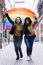 Ein hübsches lesbisches Paar feiert den Pride Day (LGBT-Konzept). - CAVF80130