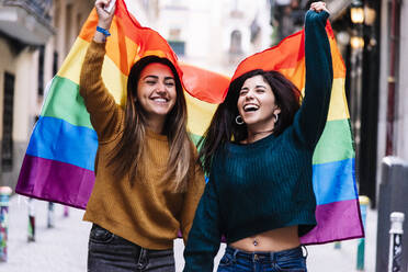 Ein hübsches lesbisches Paar feiert den Pride Day (LGBT-Konzept). - CAVF80132