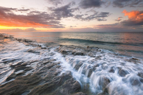 Morgendliche Meereslandschaft am Strand von St. Andreas in der Nähe von Ierapetra, Kreta. - CAVF80172