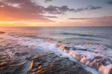 Morgendliche Meereslandschaft am Strand von St. Andreas in der Nähe von Ierapetra, Kreta. - CAVF80177