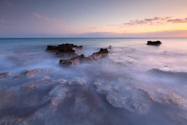 Meereslandschaft bei Sonnenuntergang am Strand von St. Andreas in der Nähe von Ierapetra, Kreta. - CAVF80182