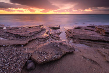 Sandsteinfelsen an einem Strand in der Nähe des Dorfes Goudouras, Kreta. - CAVF80205