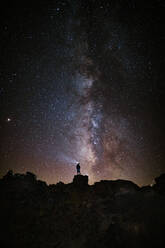 Silhouette einer abenteuerlustigen Person mit Blick auf die Milchstraße - CAVF80217