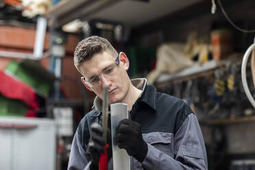 Plumber male working in a workshop - CAVF80244