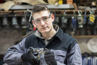 Plumber male working in a workshop - CAVF80250