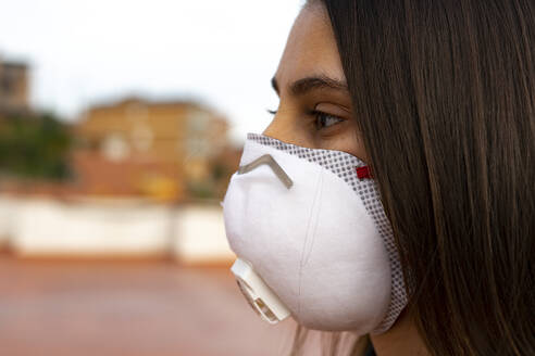 Frau mit Arztmaske in der Stadt. Virenschutz. - CAVF80262