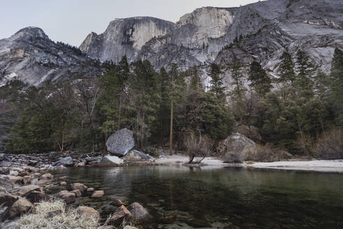 Frühmorgens im Yosemite-Nationalpark auf dem Merced River - CAVF80296