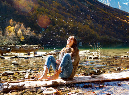 Nice Girl Reisende auf einem Bergsee - CAVF80361