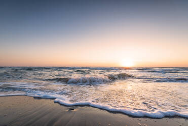Schöner Sonnenaufgang über dem Meer. - CAVF80422