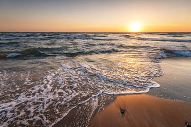 Schöner Sonnenaufgang über dem Meer. - CAVF80423