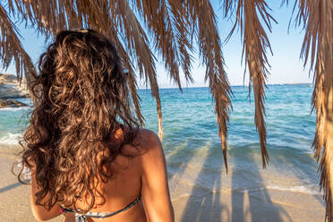 Frau entspannt sich am Strand. - CAVF80453