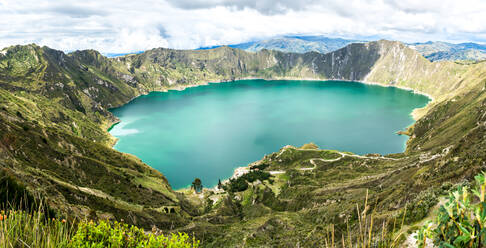 Riesiger türkisfarbener See in Quilotoa, ecuadorianische Anden-Vulkanroute - CAVF80469
